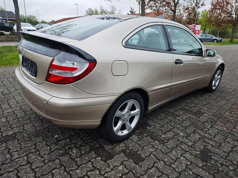 Gebraucht Mercedes C180 143 PS (105 kW) 2006 Beige Coupé