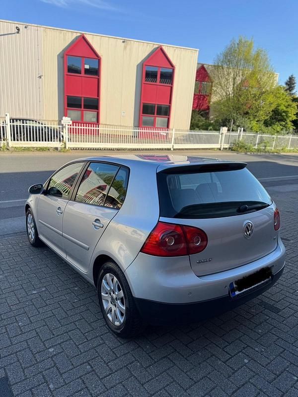 Second-hand VW Golf V 102 CP (75 kW) 2005 Argintiu Hatchback
