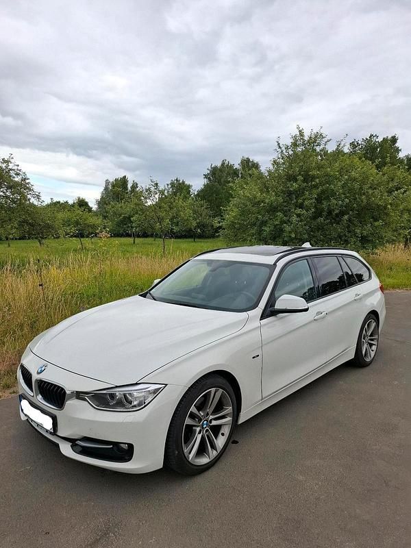 Weiß Gebraucht 2013 BMW 320 Sport Line Kombi | 11.000 € (Fairer Preis) - Bild 1/4