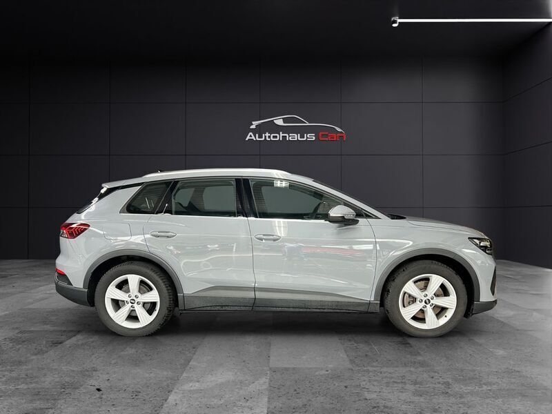 Grau Gebraucht 2021 Audi Q4 e-tron SUV | 25.990 € (Superpreis) - Bild 1/4