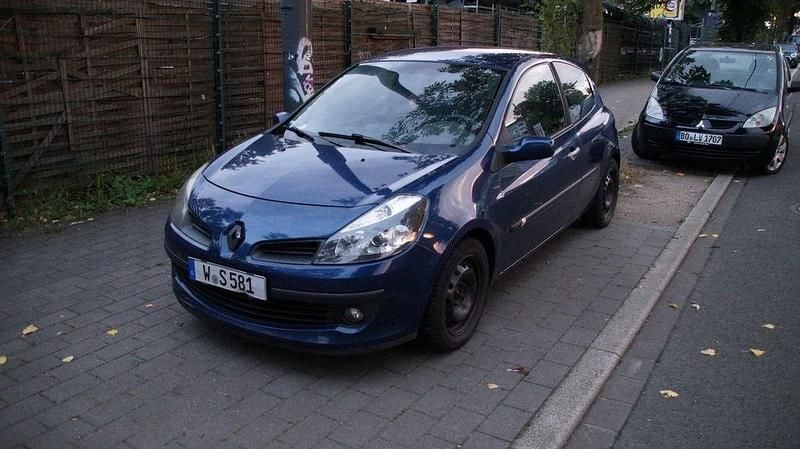 Blau Gebraucht 2005 Renault Clio III Dynamique Limousine | 699 € (Superpreis) - Bild 1/4