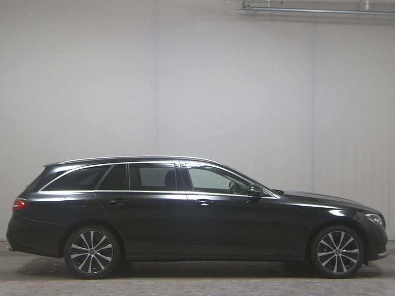 Gebraucht Mercedes E300 Avantgarde 306 PS (225 kW) 2022 Schwarz Kombi