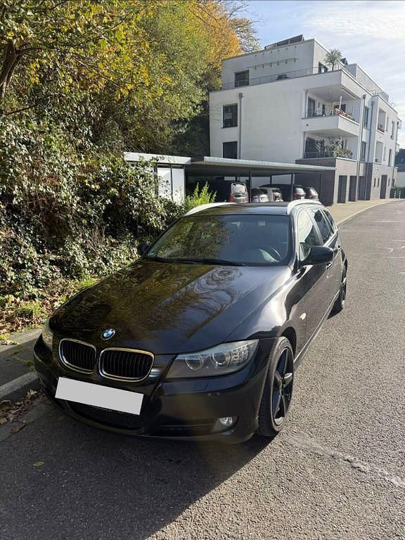 Schwarz Gebraucht 2011 BMW 320 Kombi | 4.500 € (Guter Preis) - Bild 1/4