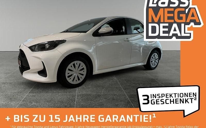 Schneeweiß Gebraucht 2022 Toyota Yaris Basis Limousine | 12.980 € (Fairer Preis) - Bild 1/4