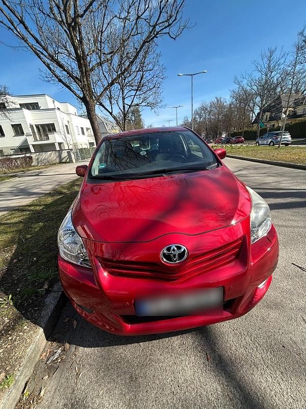 Gebraucht Toyota Verso 147 PS (108 kW) 2010 Rot Van / Kleinbus