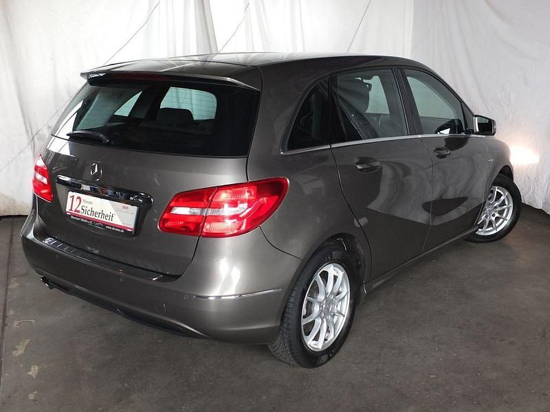 Gebraucht Mercedes B180 122 PS (89 kW) 2012 Grau Van / Kleinbus
