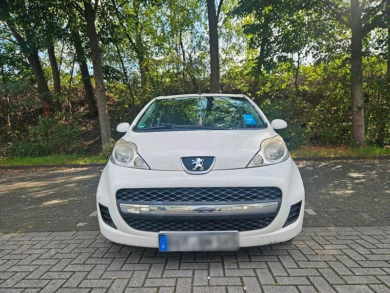 Weiß Gebraucht 2011 Peugeot 107 Kleinwagen | 2.600 € (Fairer Preis) - Bild 1/4