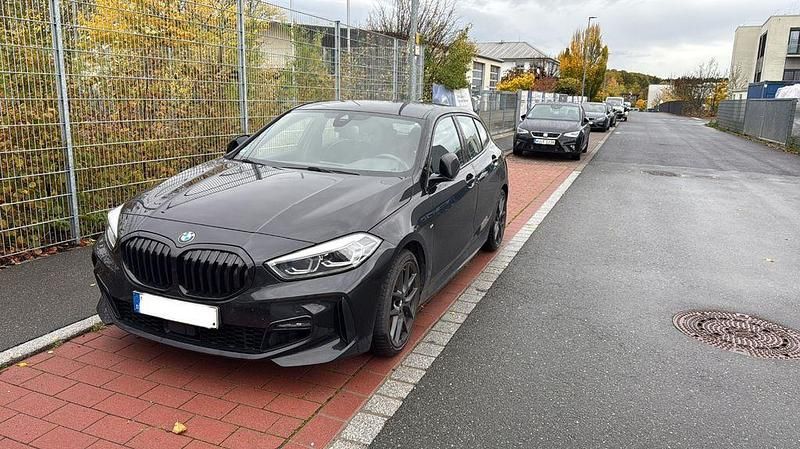 Schwarz Gebraucht 2021 BMW 120 M Sport Kleinwagen | 24.300 € (Guter Preis) - Bild 1/4