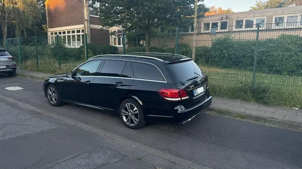 Gebraucht Mercedes E250 Avantgarde 204 PS (150 kW) 2016 Schwarz Limousine