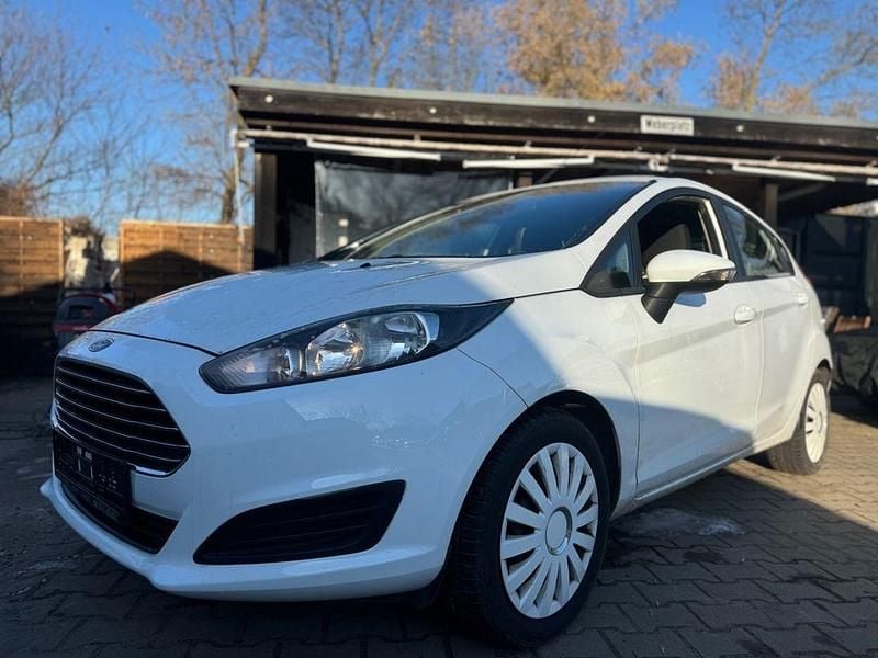 Weiß Gebraucht 2014 Ford Fiesta Trend Limousine | 5.990 € (Teuer) - Bild 1/4