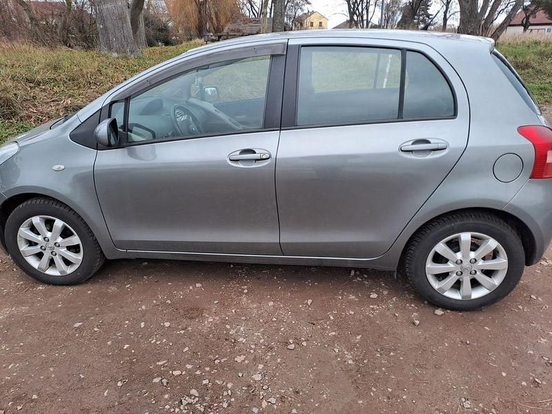 Gebraucht Toyota Yaris 87 PS (63 kW) 2008 Grau Kleinwagen