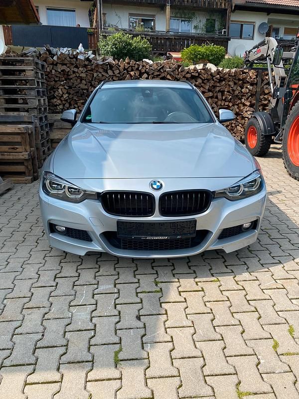 Silber Gebraucht 2018 BMW 320 Kombi | 21.000 € (Etwas zu teuer) - Bild 1/4