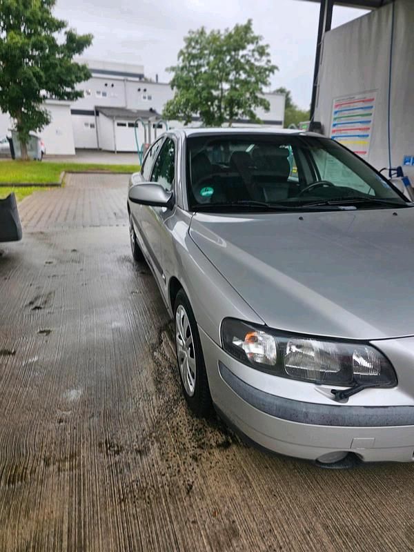 Silber Gebraucht 2001 Volvo S60 Limousine | 2.150 € (Fairer Preis) - Bild 1/4