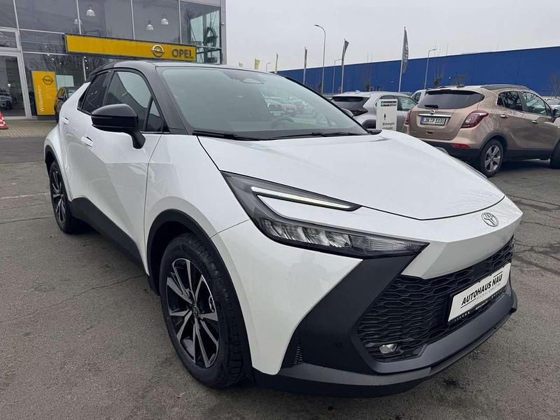 Neu Toyota C-HR 197 PS (144 kW) 2025 Platinum white pearl mc (089)/ SUV