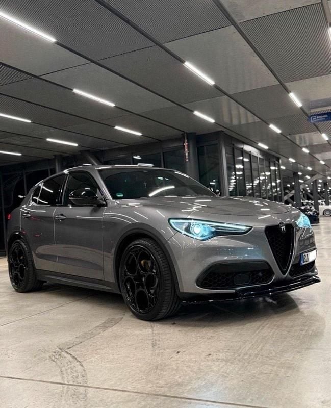 Grau Gebraucht 2018 Alfa Romeo Stelvio SUV | 24.500 € (Teuer) - Bild 1/4