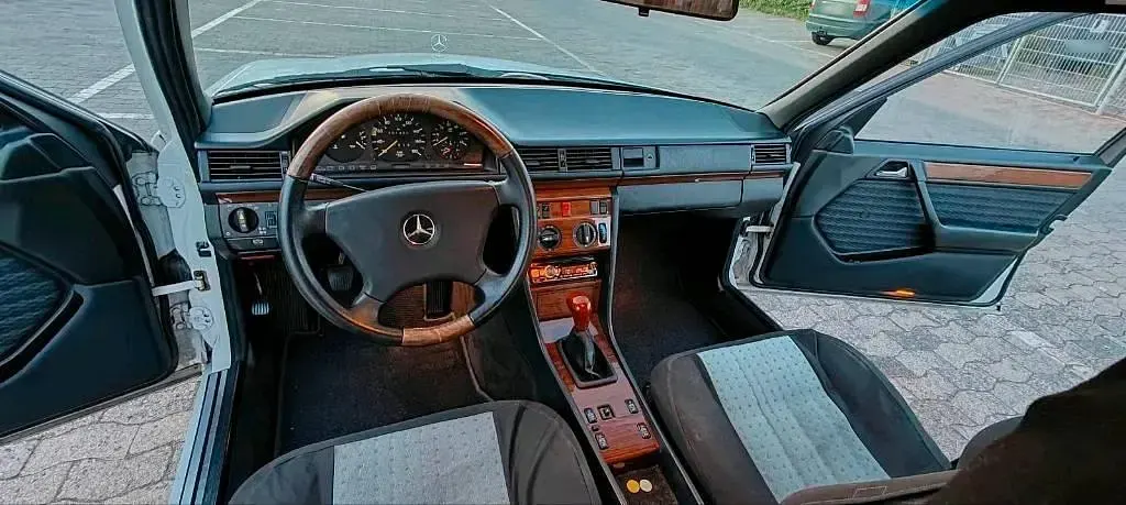 Gebraucht Mercedes 200 75 PS (55 kW) 1991 Weiß Limousine