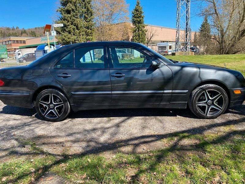 Second-hand Mercedes E320 224 CP (164 kW) 2001 Gri Berlinǎ