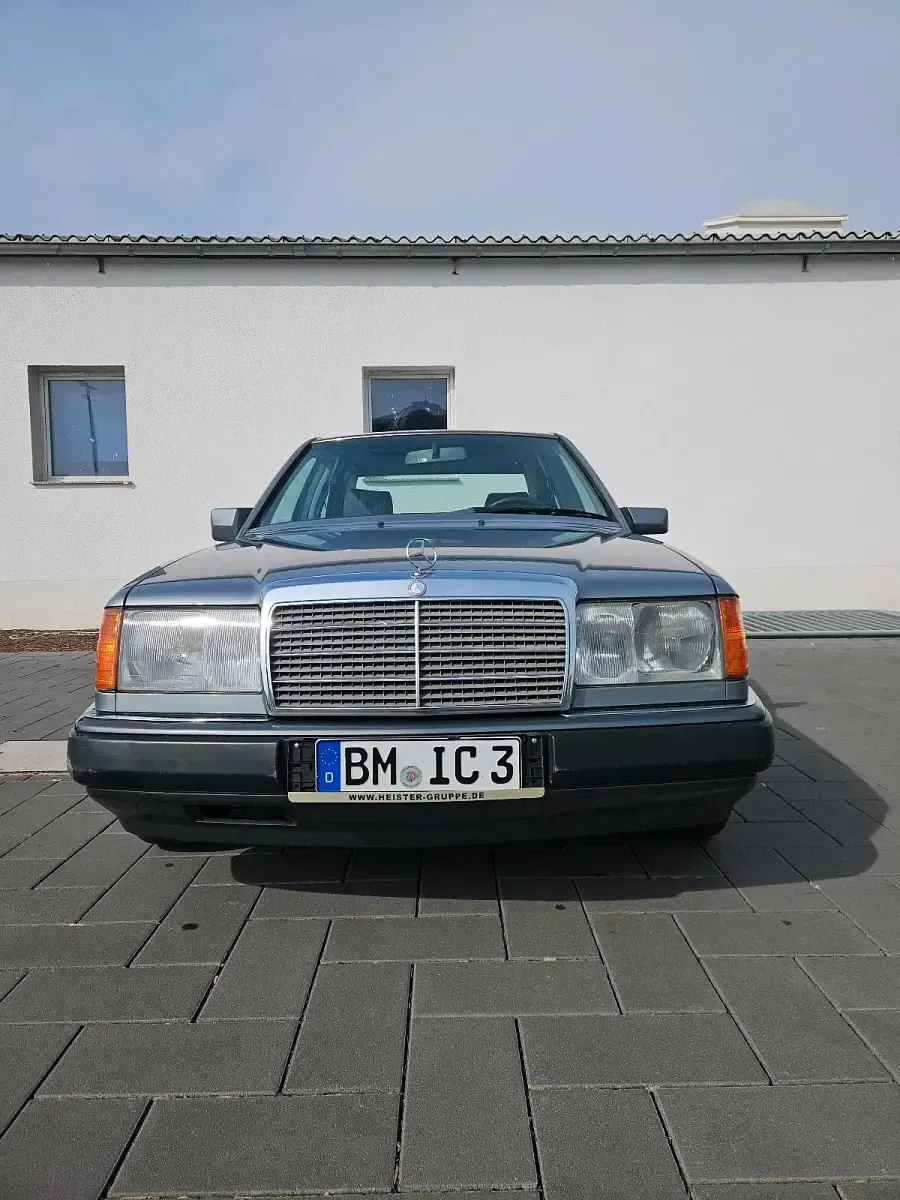 Gebraucht Mercedes E200 120 PS (88 kW) 1992 Blau Limousine