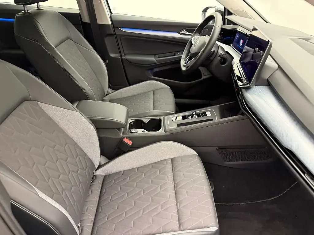 Gebraucht VW Golf VIII Life 150 PS (110 kW) 2025 Blau Kombi