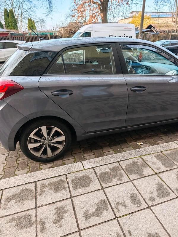 Gebraucht Hyundai i20 101 PS (74 kW) 2016 Grau Kleinwagen