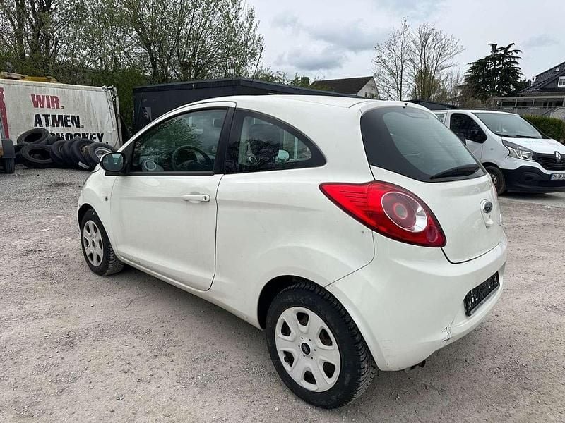 Gebraucht Ford Ka Trend 69 PS (50 kW) 2014 Crystalweiß Kleinwagen