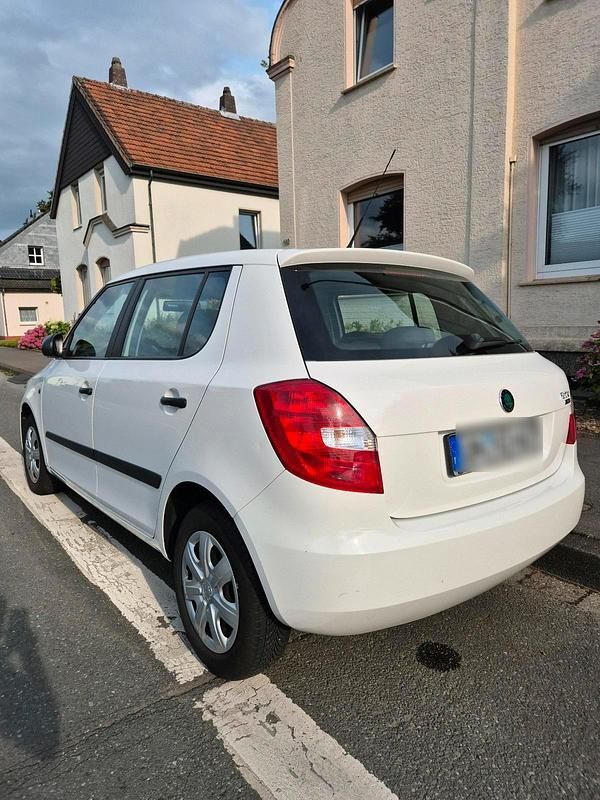 Weiß Gebraucht 2011 Skoda Fabia Kleinwagen | 2.999 € (Guter Preis) - Bild 1/4