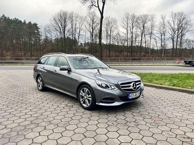Grau Gebraucht 2016 Mercedes E220 Avantgarde Limousine | 20.450 € (Fairer Preis) - Bild 1/4
