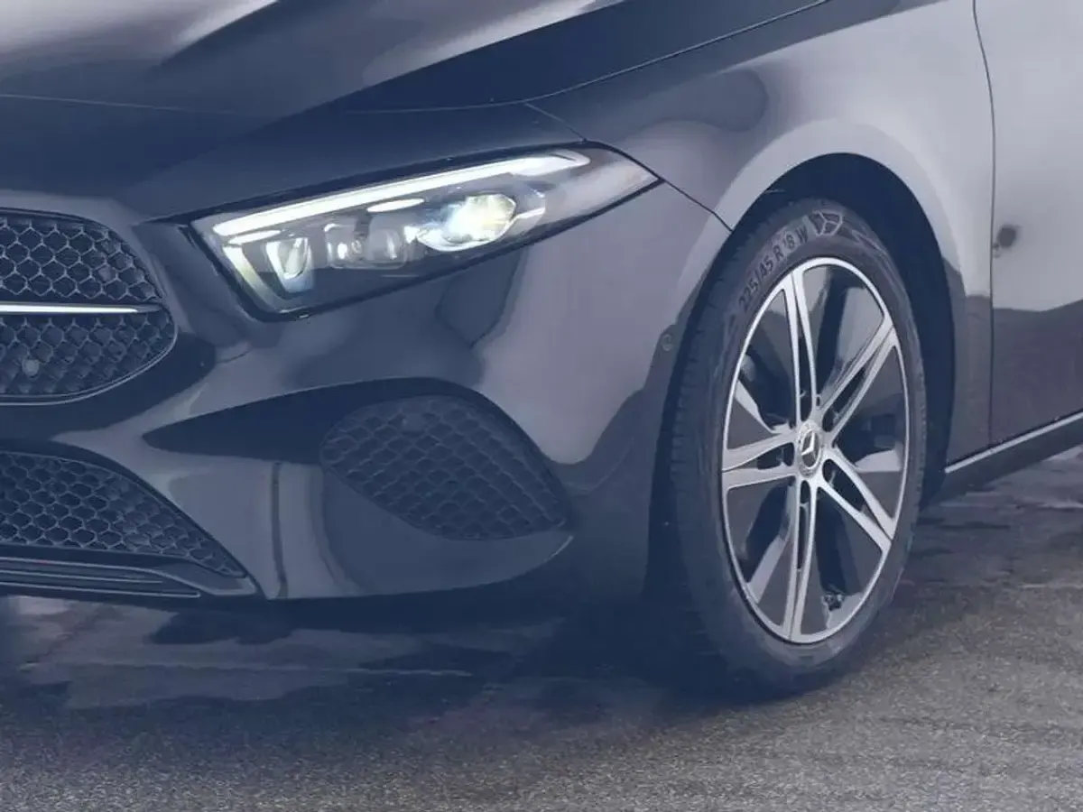 Gebraucht Mercedes A180 Night 136 PS (100 kW) 2024 Metalliclack kosmossc... Limousine