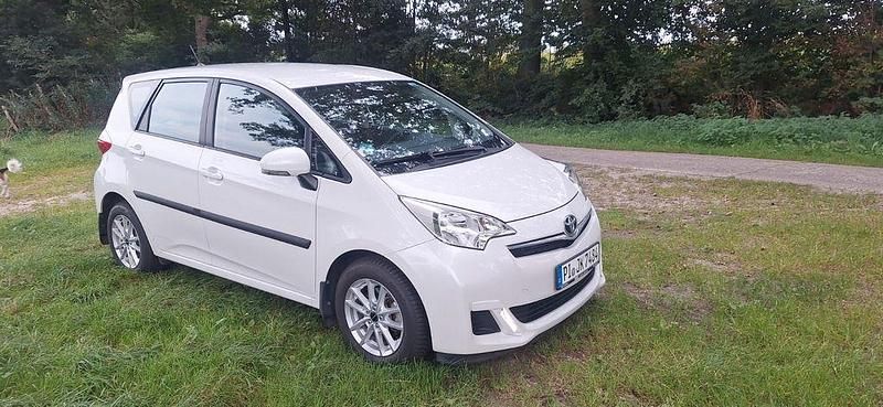 Weiß Gebraucht 2012 Toyota Verso-S Life Van / Kleinbus | 7.500 € (Fairer Preis) - Bild 1/4