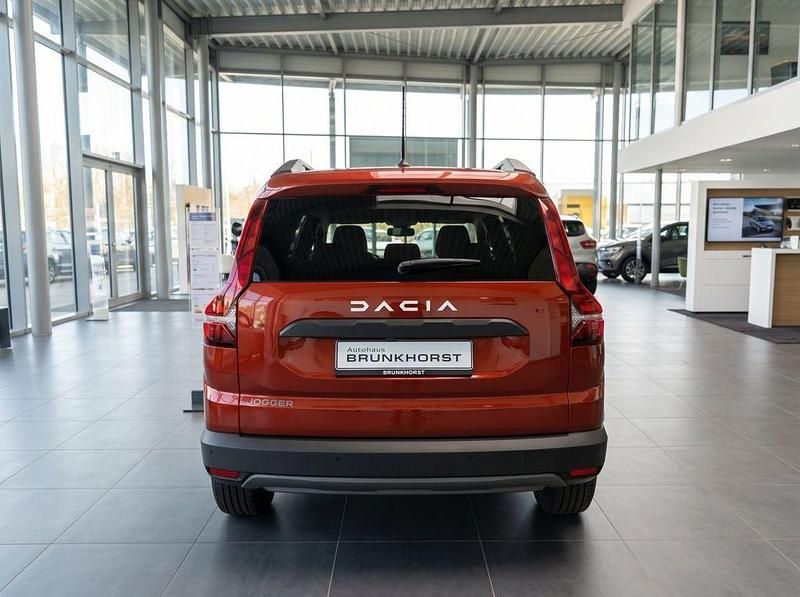 Neu Dacia Jogger Expression 101 PS (74 kW) 2025 Terracottabraun Van / Kleinbus