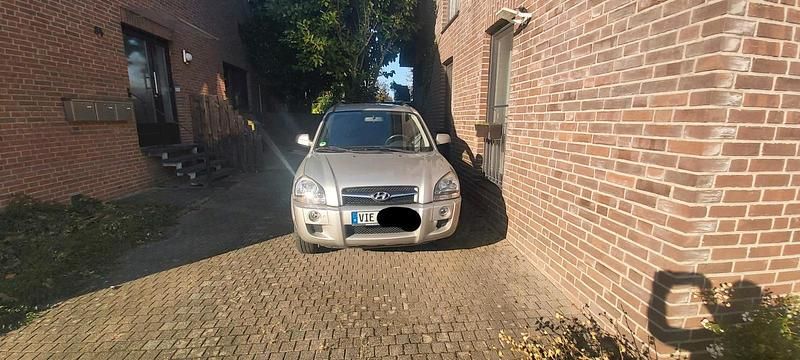 Grau Gebraucht 2010 Hyundai Tucson SUV | 5.900 € (Fairer Preis) - Bild 1/4