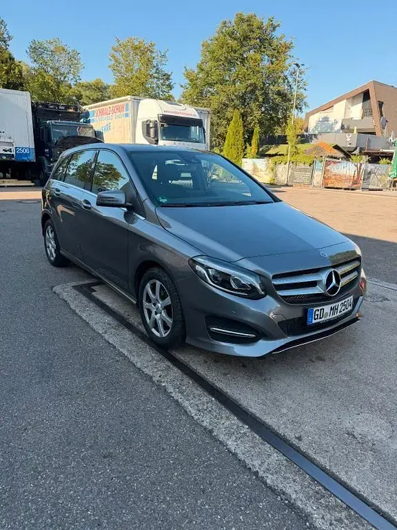 Gebraucht Mercedes B180 122 PS (89 kW) 2018 Grau Kleinwagen