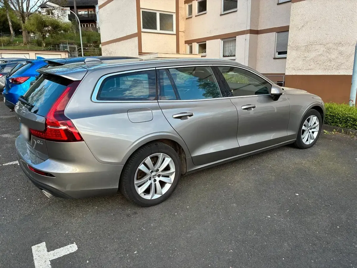 Gebraucht Volvo V60 Momentum 190 PS (139 kW) 2018 Grau Kombi