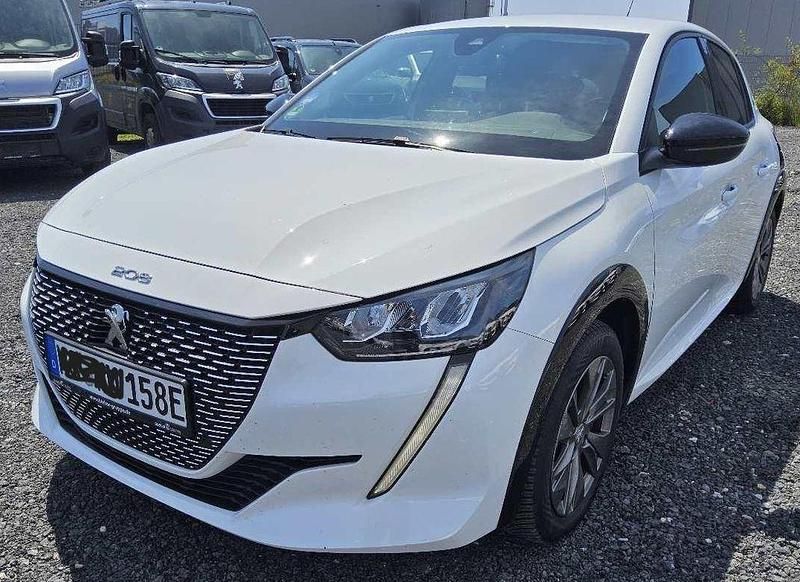 Weiß Gebraucht 2023 Peugeot e-208 Allure Kleinwagen | 14.444 € (Superpreis) - Bild 1/3