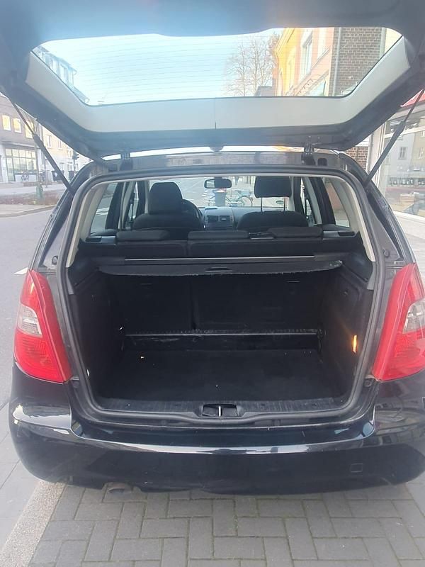 Gebraucht Mercedes A180 95 PS (69 kW) 2010 Schwarz Kleinwagen