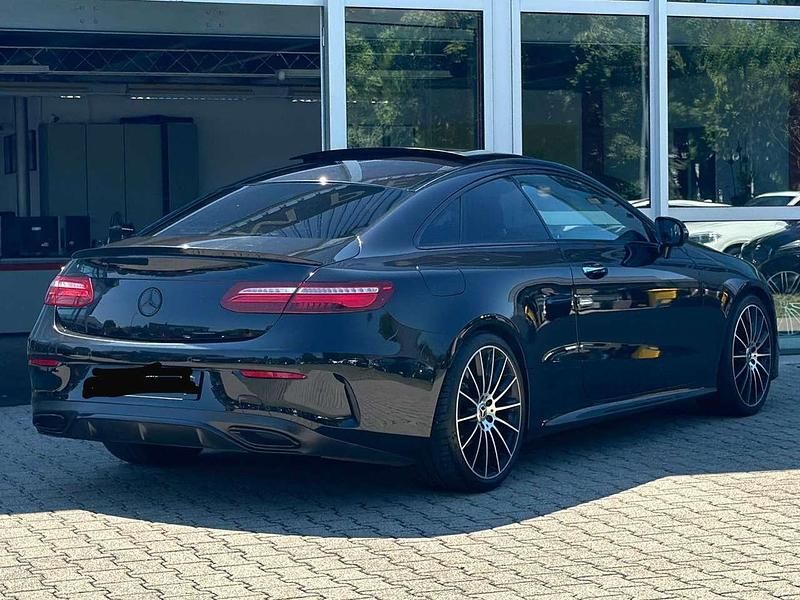 Gebraucht Mercedes E220 AMG line 194 PS (142 kW) 2018 Schwarz Coupé