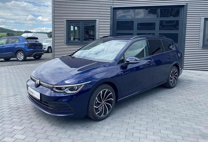 Atlantik blue Gebraucht 2024 VW Golf VIII Kombi | 27.800 € (Guter Preis) - Bild 1/4