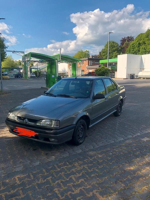 Silber Gebraucht 1995 Renault R9 Limousine | 600 € - Bild 1/4