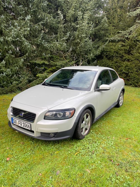 Weiß Gebraucht 2007 Volvo C30 Momentum Kleinwagen | 3.980 € (Fairer Preis) - Bild 1/4