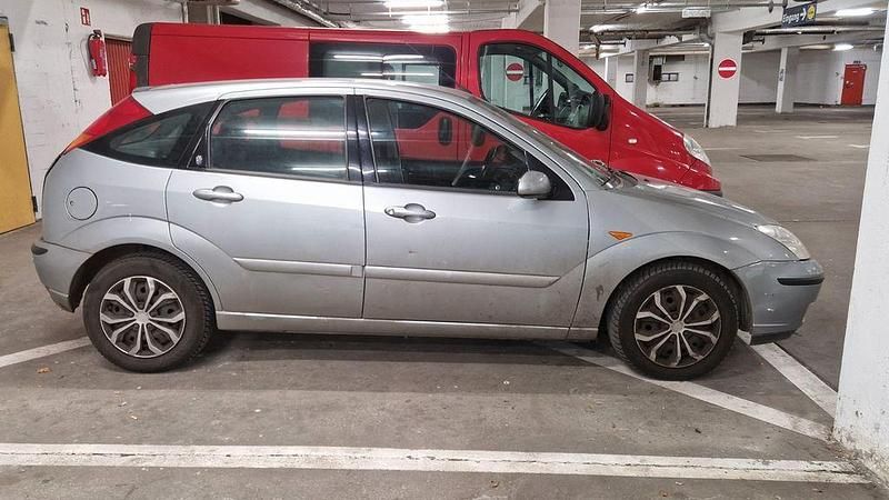 Gebraucht Ford Focus Ghia 131 PS (96 kW) 2002 Grau Limousine