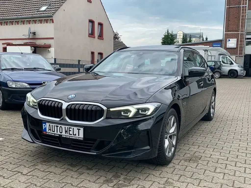 Gebraucht BMW 320 Sport Line 163 PS (119 kW) 2023 Schwarz Kombi