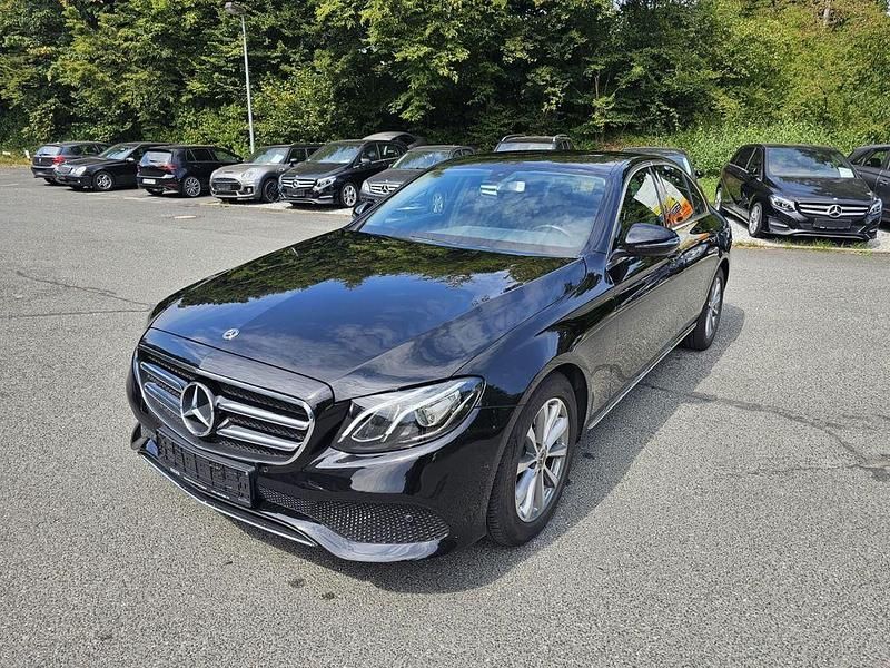 Schwarz Gebraucht 2019 Mercedes E200 Limousine | 25.800 € (Etwas zu teuer) - Bild 1/4
