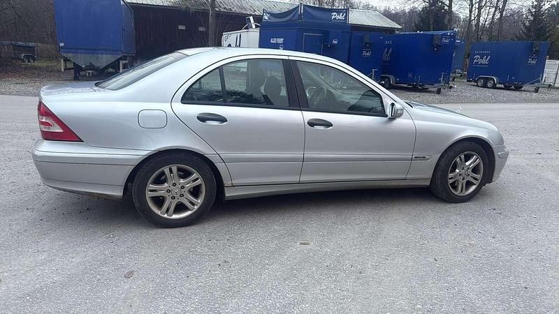 Gebraucht Mercedes C180 143 PS (105 kW) 2004 Brillantsilber  metalliclack Limousine
