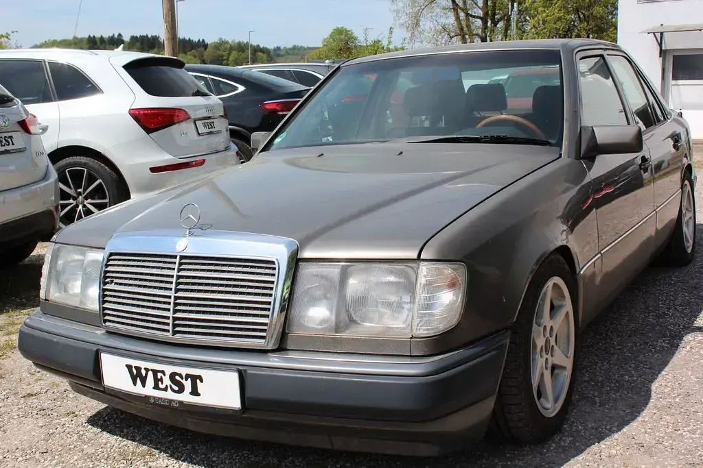 Usata Mercedes E230 1989 Grigio Berlina