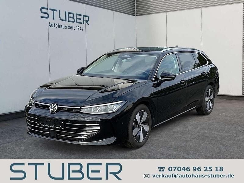 Grenadillschwarz metallic Gebraucht 2024 VW Passat Elegance Kombi | 35.390 € (Superpreis) - Bild 1/4