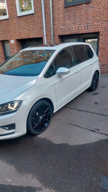 Weiß Gebraucht 2015 VW Golf Sportsvan Highline Van / Kleinbus | 17.000 € (Fairer Preis) - Bild 1/4