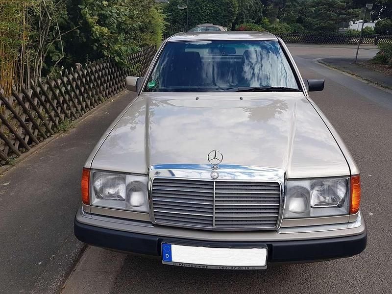 Gebraucht Mercedes E230 132 PS (97 kW) 1992 Gold Limousine