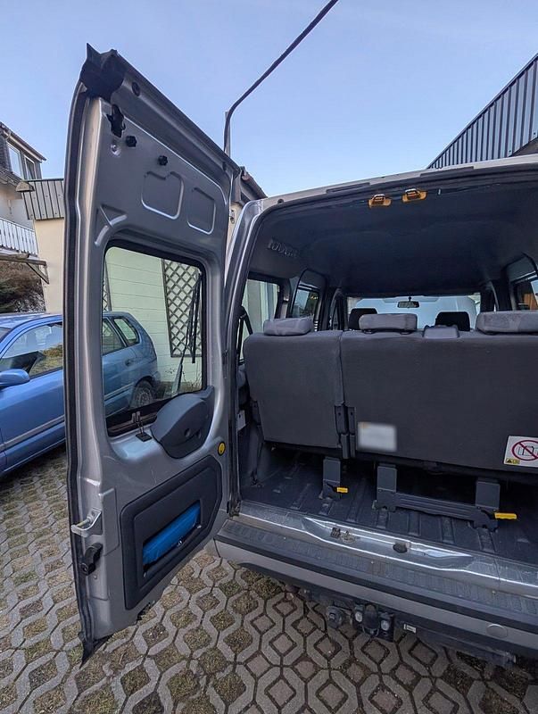Gebraucht Ford Tourneo Connect 90 PS (66 kW) 2010 Silber Van / Kleinbus