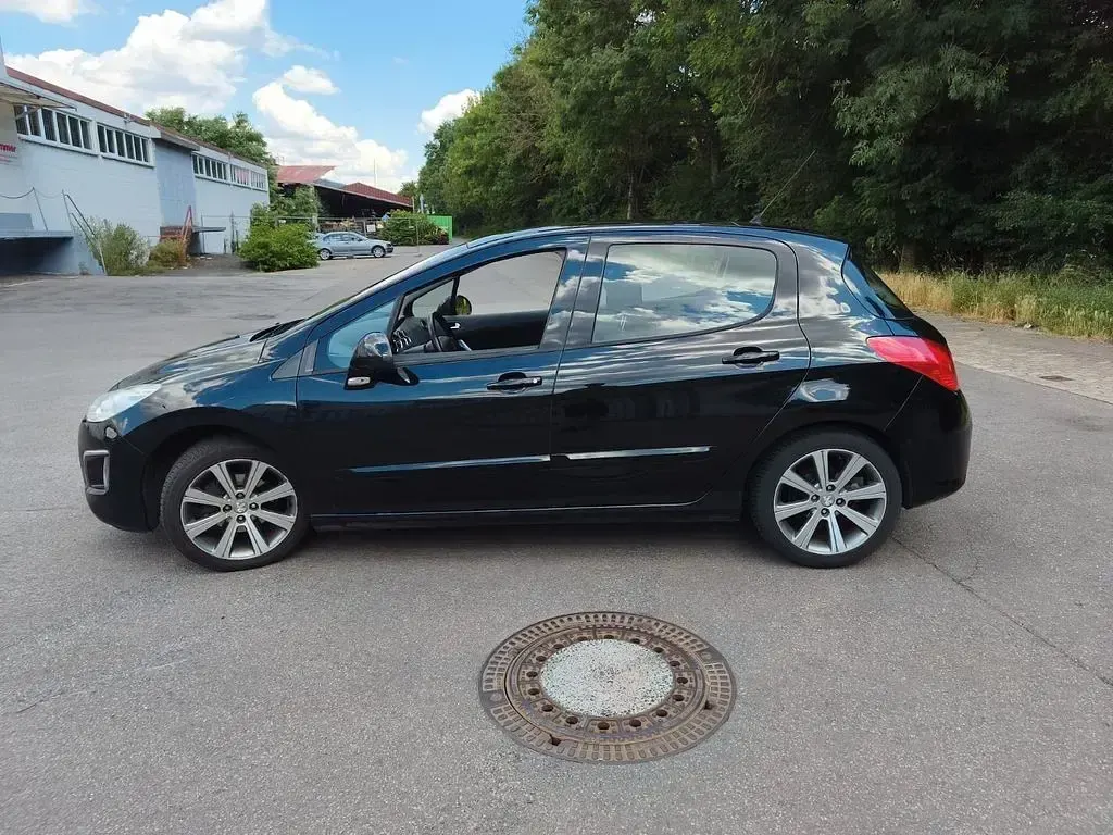 Gebraucht Peugeot 308 Premium 120 PS (88 kW) 2011 Schwarz Limousine