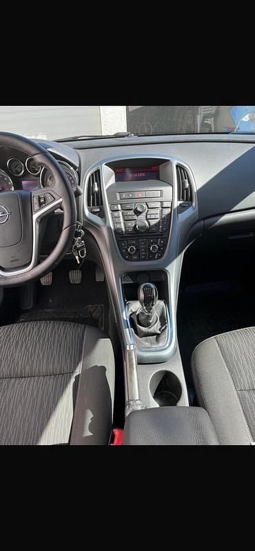 Gebraucht Opel Astra Edition 140 PS (102 kW) 2013 Gold Limousine